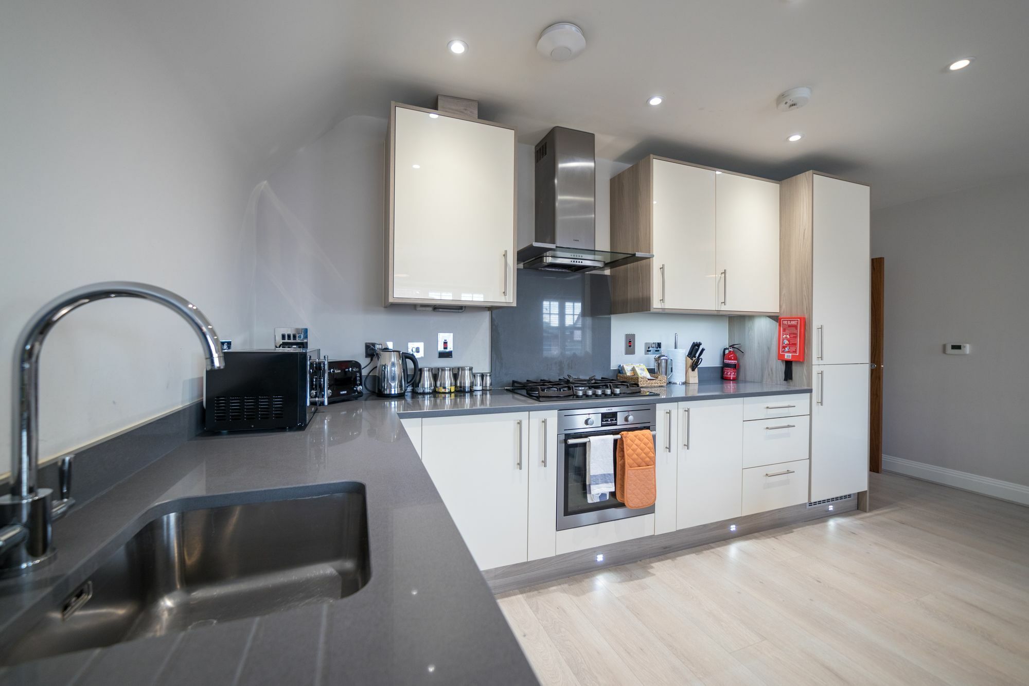 Helios Court Penthouse Serviced Apartment By Ferndale メイデンヘッド エクステリア 写真
