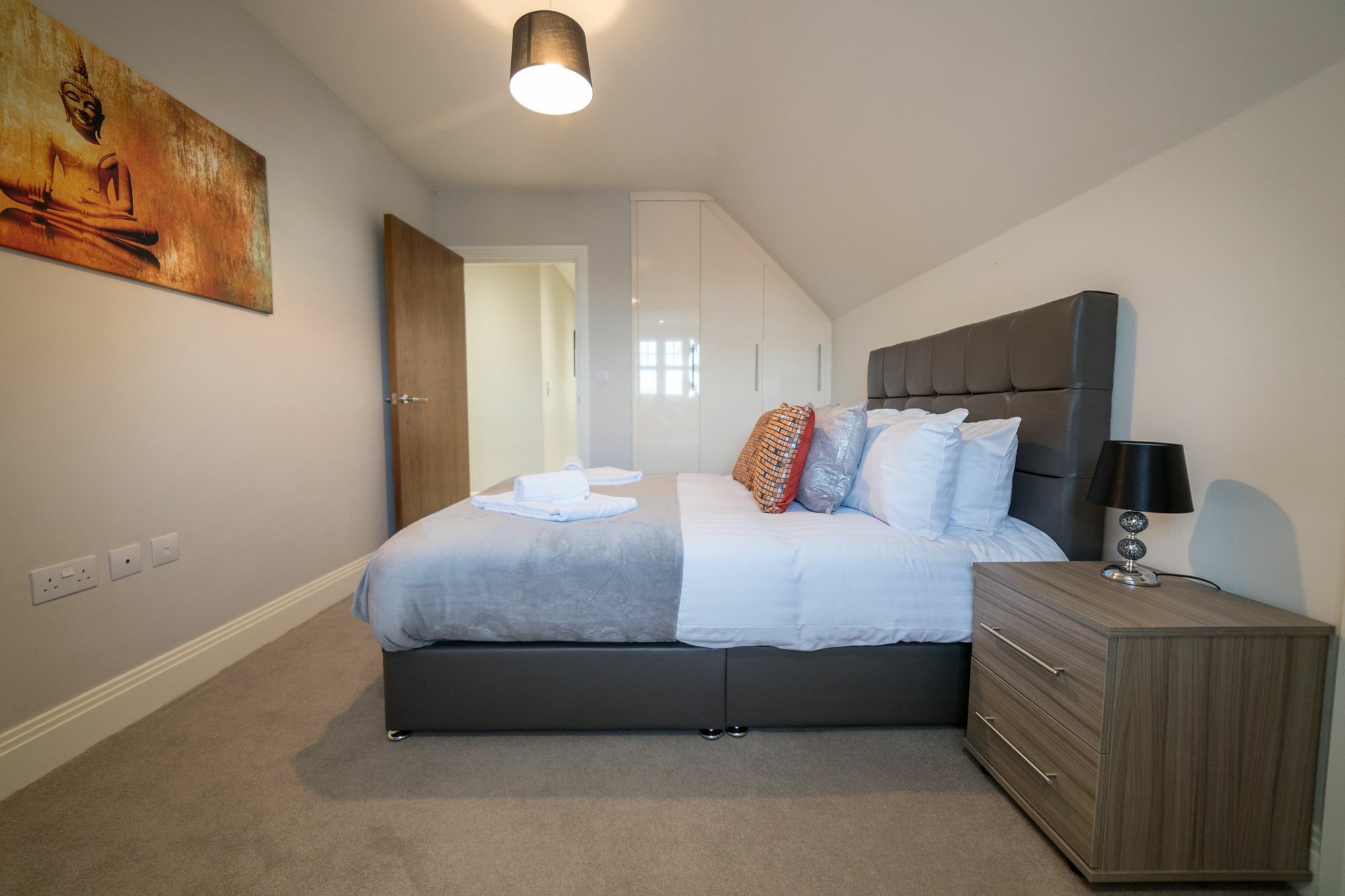 Helios Court Penthouse Serviced Apartment By Ferndale メイデンヘッド エクステリア 写真