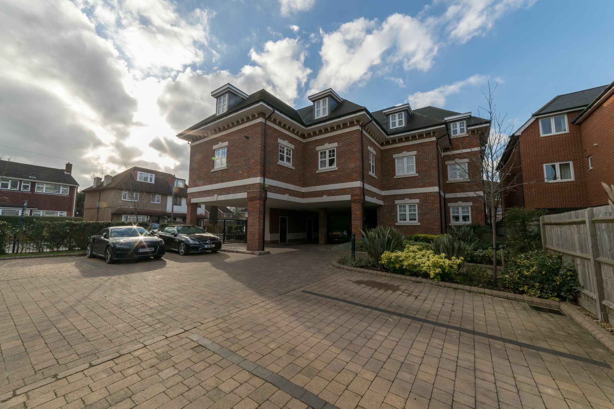Helios Court Penthouse Serviced Apartment By Ferndale メイデンヘッド エクステリア 写真